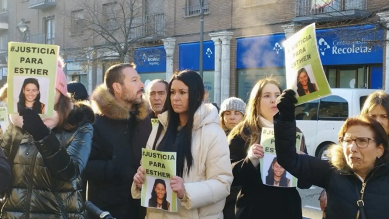 La hermana de Esther y vecinos de Traspinedo, a las puertas de los juzgados este viernes | Valladolid Plural