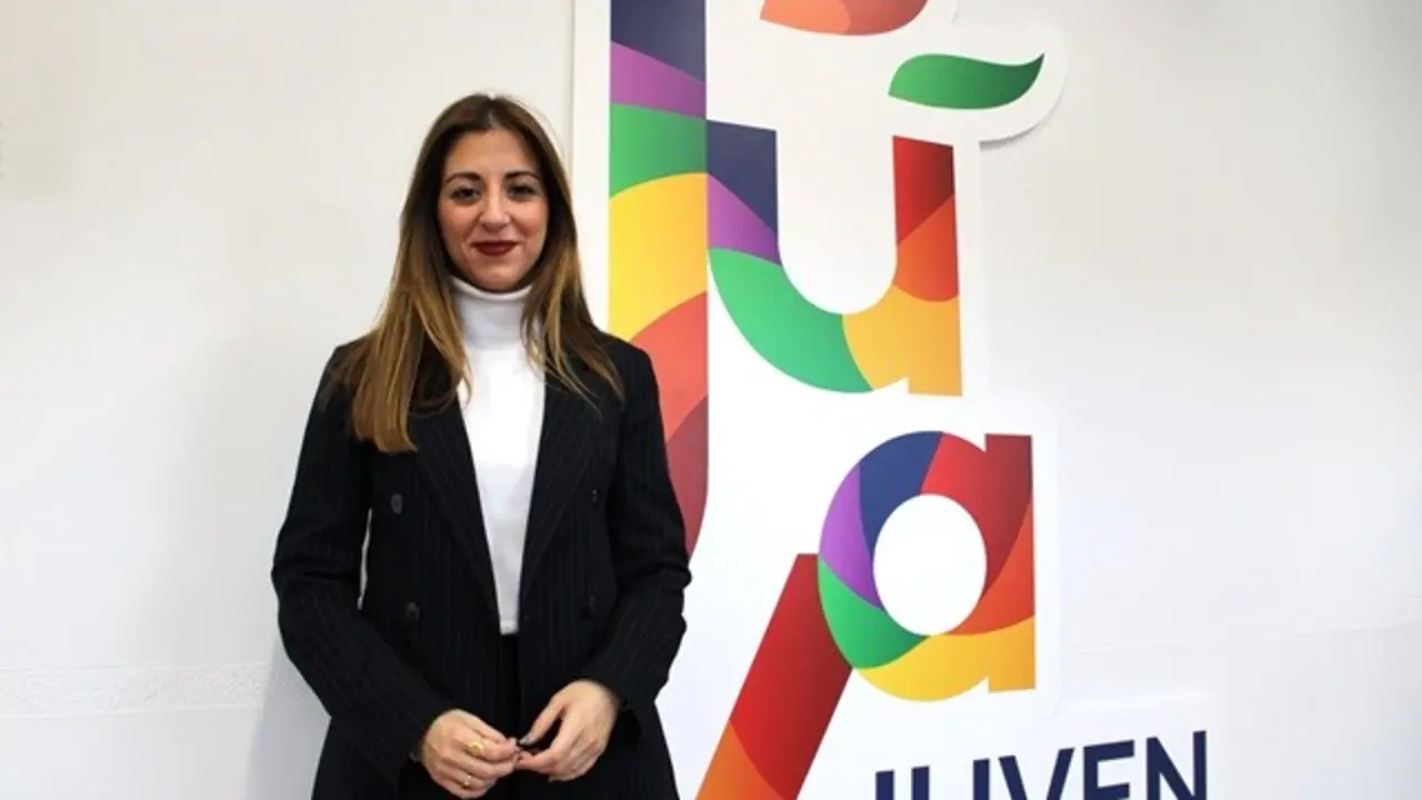 La edil Carolina del Bosque, junto a una ilustraci&oacute;n de Juva | Valladolid Plural