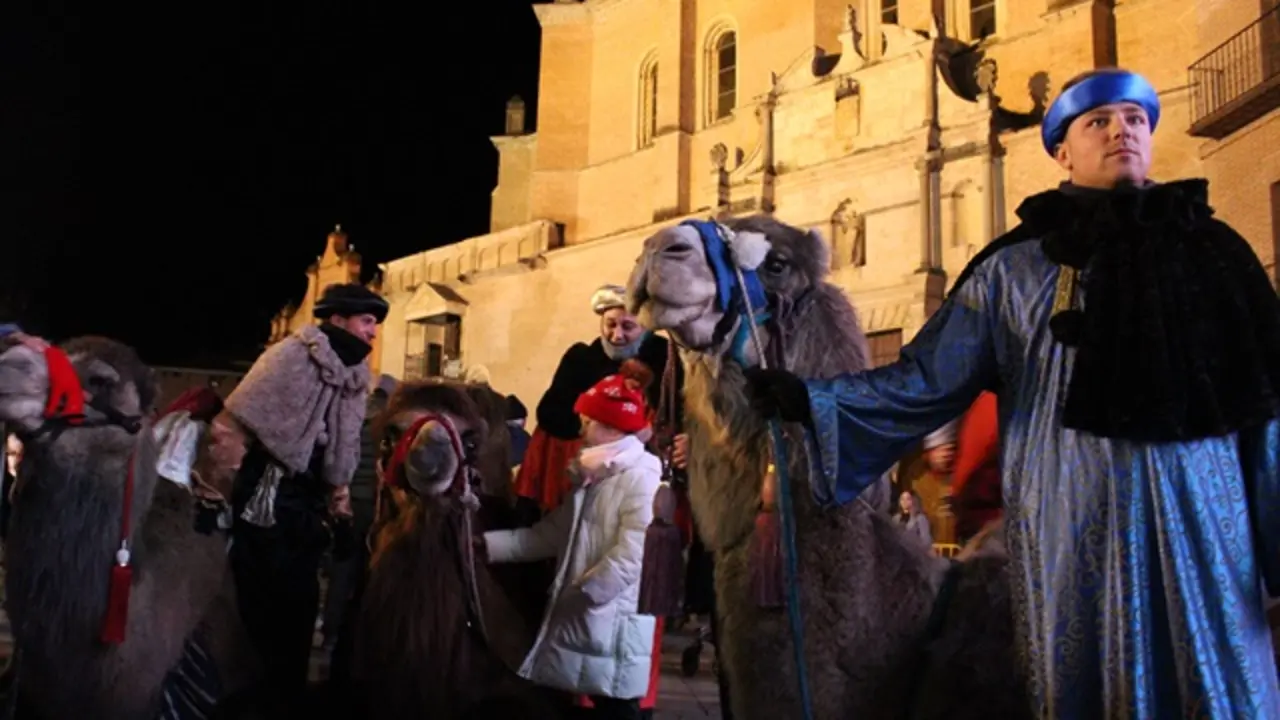 Llegada de los Pajes Reales y sus camellos a la Plaza Mayor de Medina | Valladolid Plural