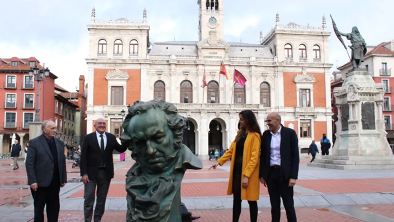 El cabezudo de los Goya en plena Plaza Mayor | Valladolid Plural