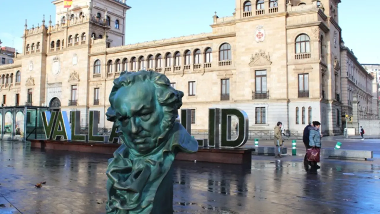 Figura gigante del premio Goya en la Plaza de Zorrilla | Valladolid Plural