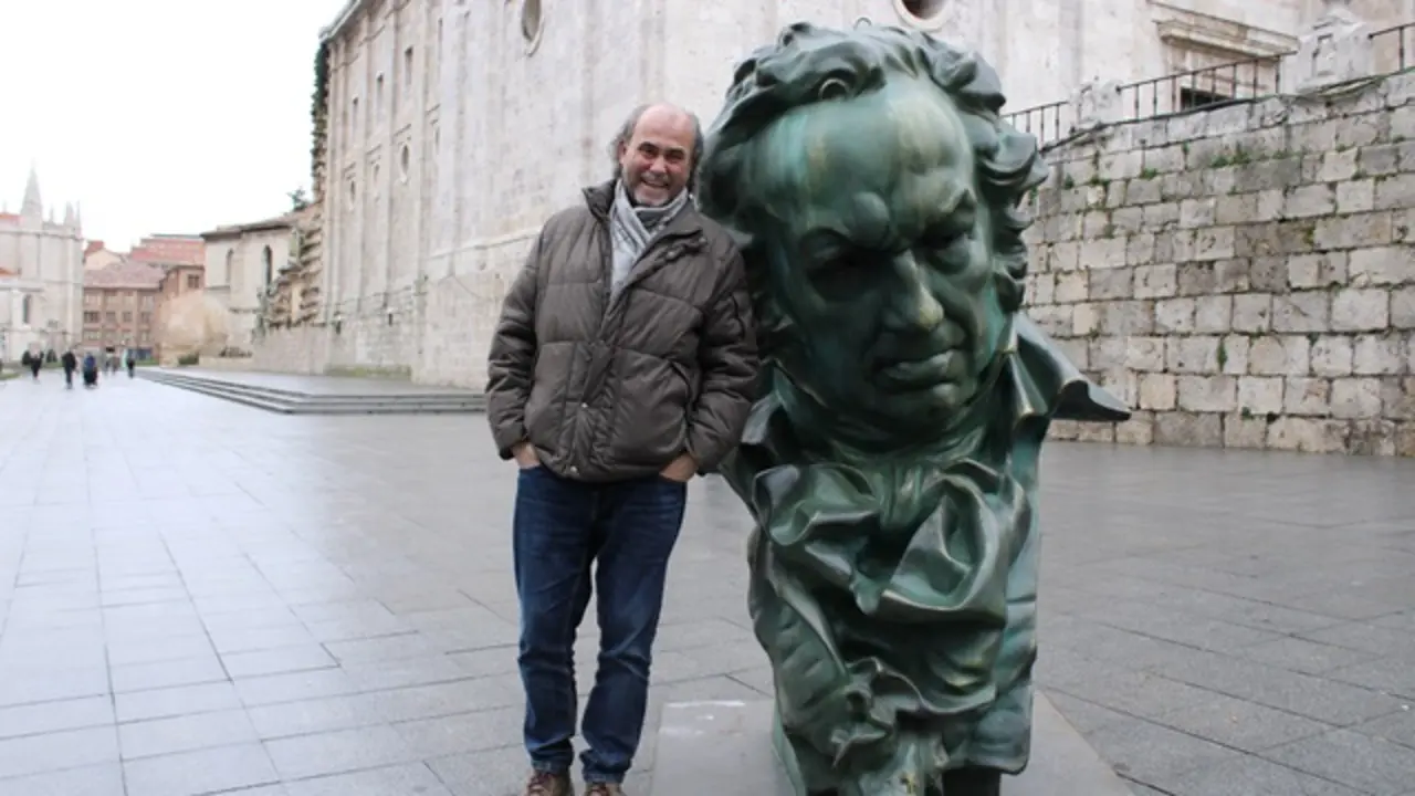 Arturo Due&ntilde;as posa junto a uno de los cabezones de los Goya | Valladolid Plural