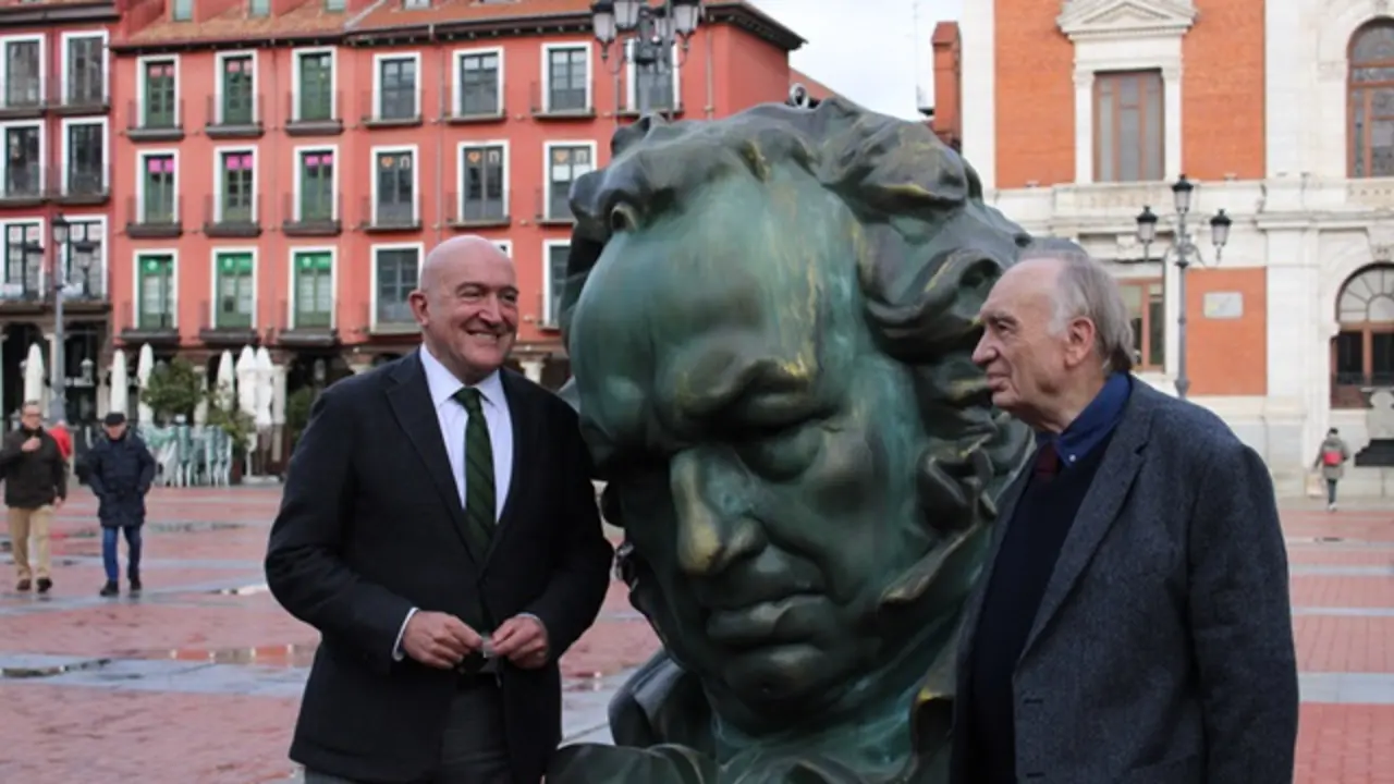 El alcalde de Valladolid y el director de la Academia de Cine junto al busto de Goya | Valladolid Plural