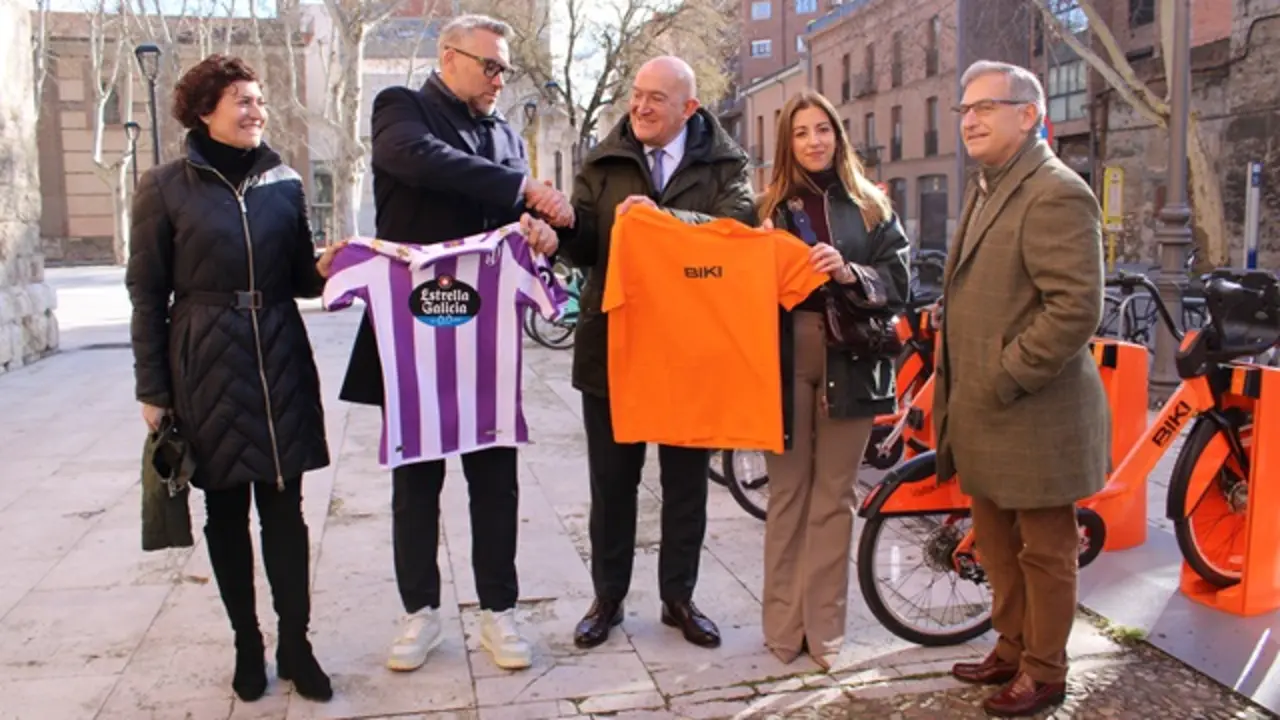 El Ayuntamiento y el Real Valladolid posan junto a una estaci&oacute;n de BIKI | Valladolid Plural