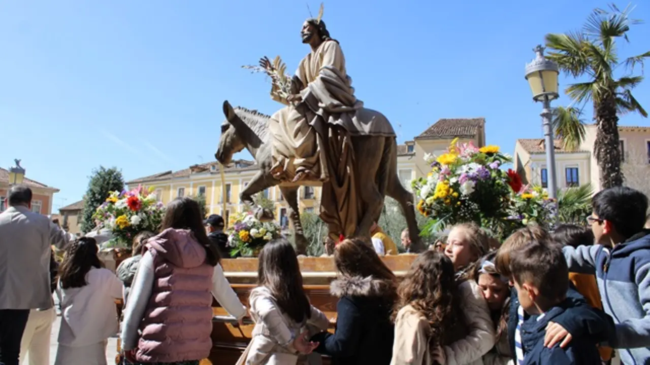 Los niños llevan el paso de la Borriquilla en Rioseco | Valladolid Plural