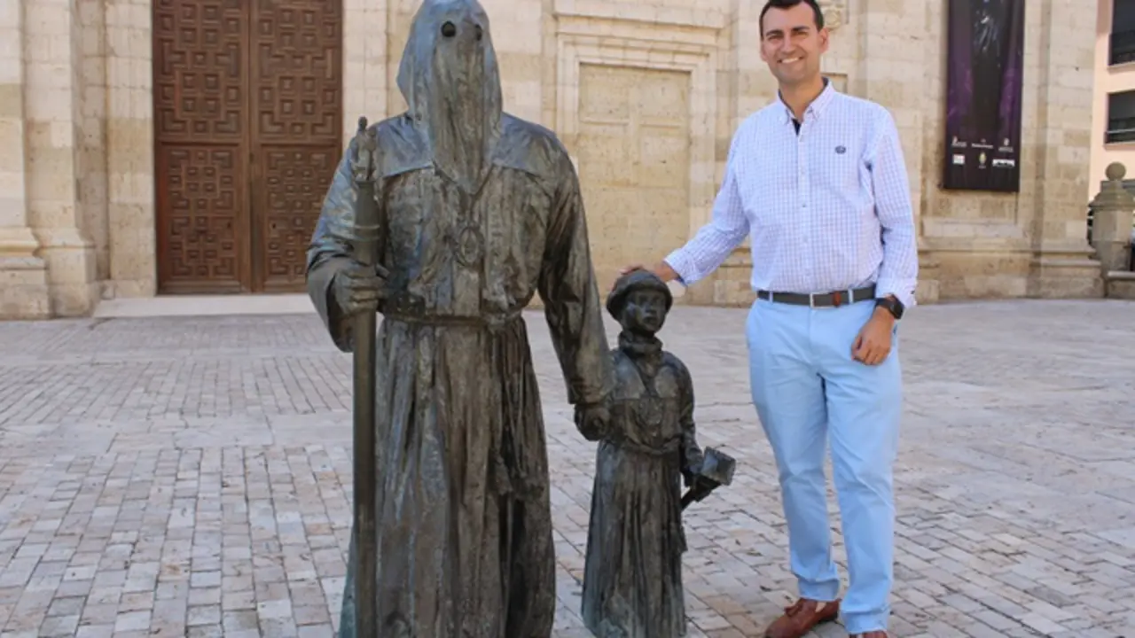 El alcalde de Medina de Rioseco, junto a la escultura al cofrade | Valladolid Plural