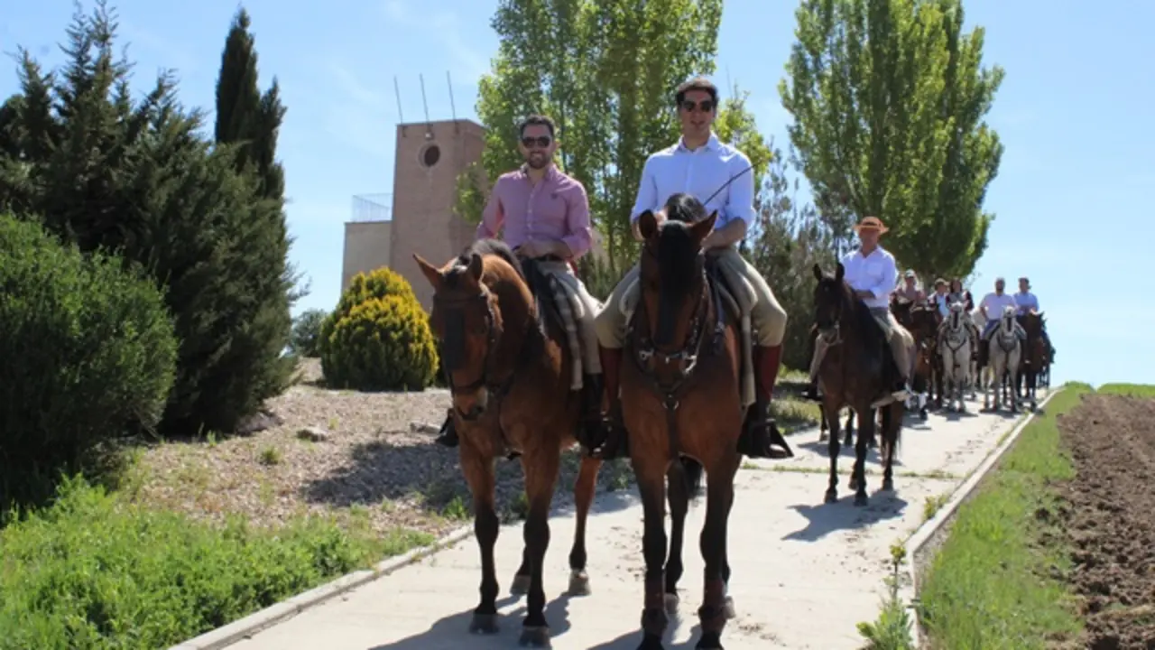 Paseo de caballistas durante la romería de Fresno el Viejo | Valladolid Plural