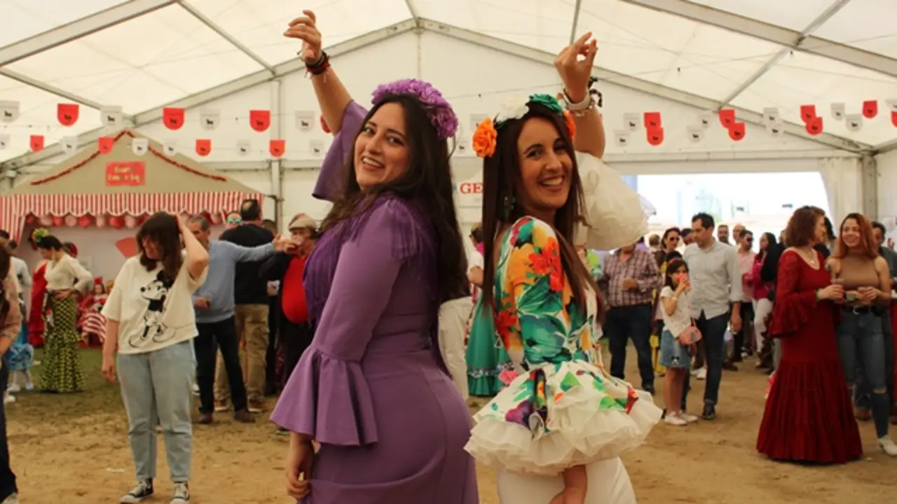 Dos jóvenes disfrutan de la romería flamenca de Fresno el Viejo | Valladolid Plural