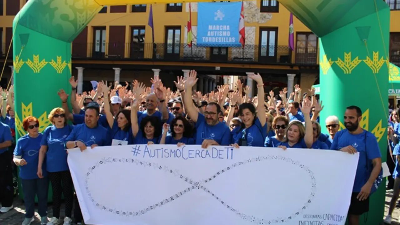 Salida de la Marcha Solidaria por el Autismo | Valladolid Plural