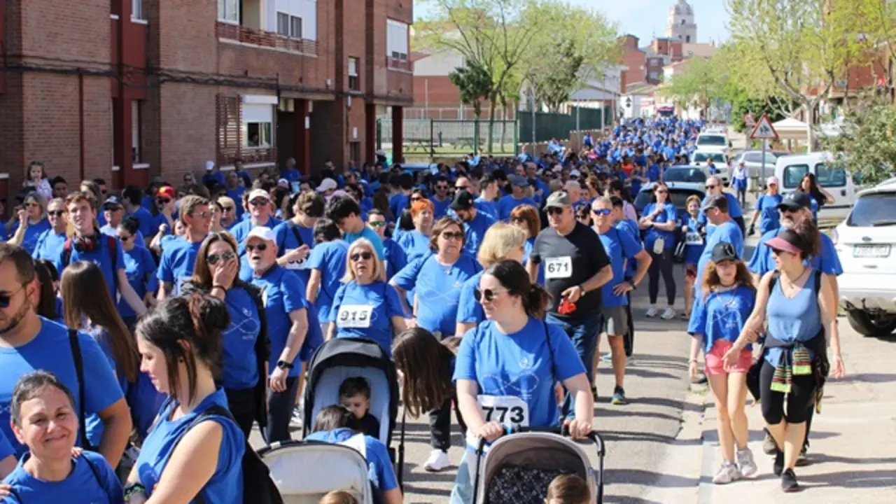 La marea azul por el autismo recorre Tordesillas | Valladolid Plural