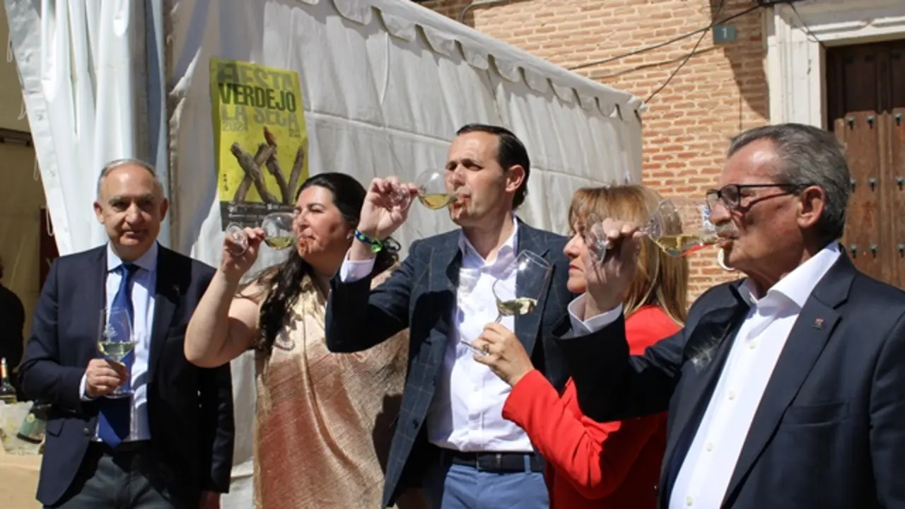 Las autoridades y el pregonero prueban el verdejo de La Seca | Valladolid Plural