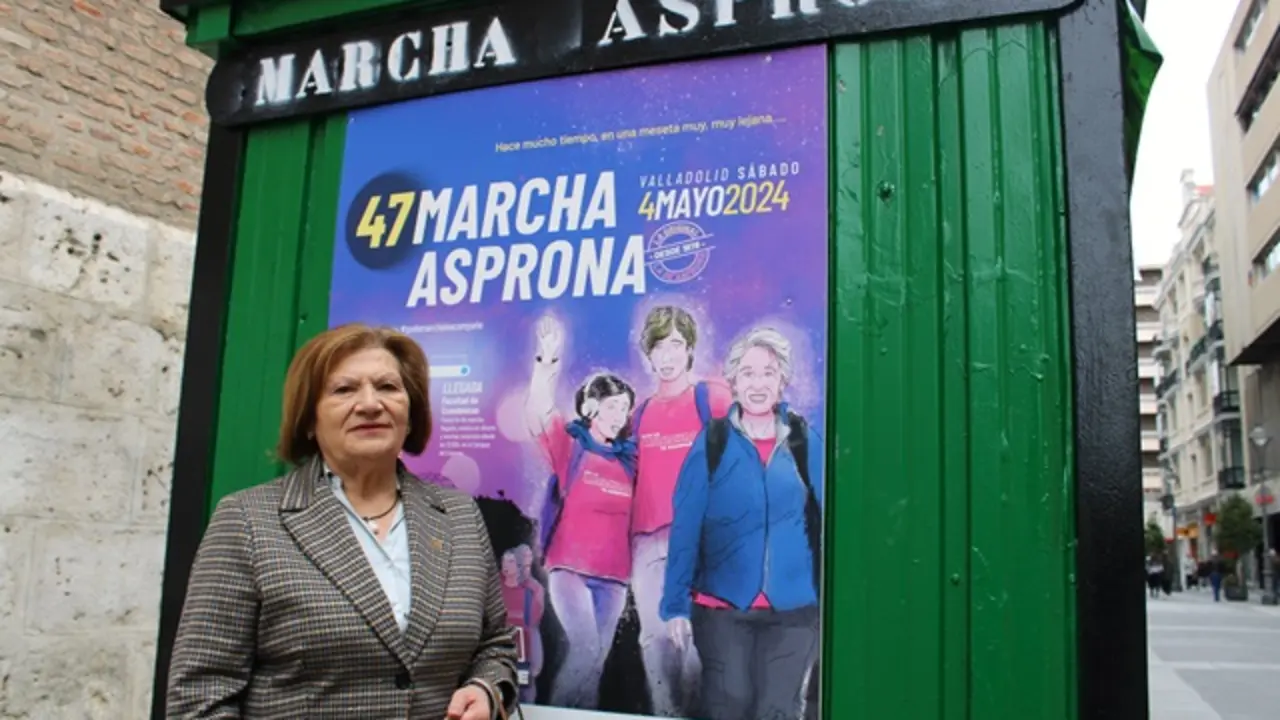 La presidenta de Asprona Valladolid, junto a una de las casetas de inscripciones | Valladolid Plural