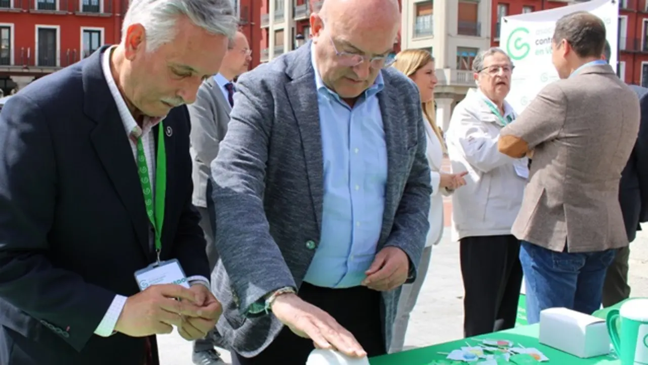 El alcalde de Valladolid colabora con la AECC en el D&iacute;a de la Cuestaci&oacute;n | Valladolid Plural