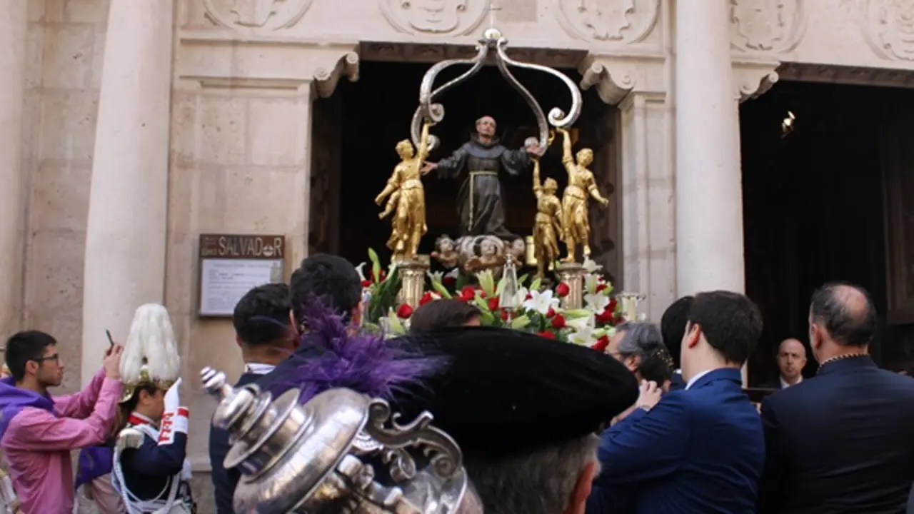 Salida de San Pedro Regalado de la Iglesia del Salvador | Valladolid Plural