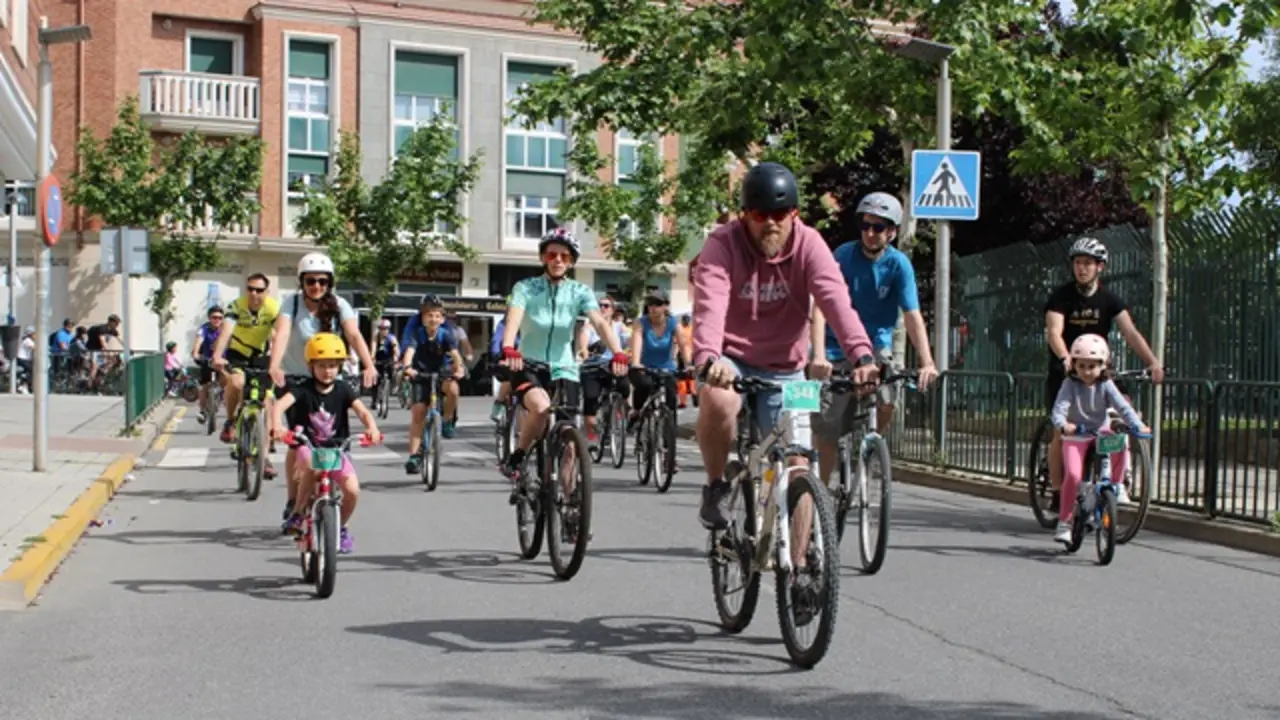 Niños y mayores participan en el Día de La Bici en La Cistérniga | Valladolid Plural
