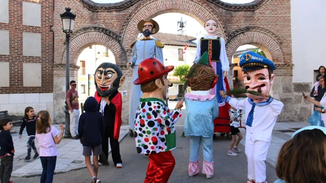 Desfile de Gigantes y Cabezudos en Portillo | Valladolid Plural