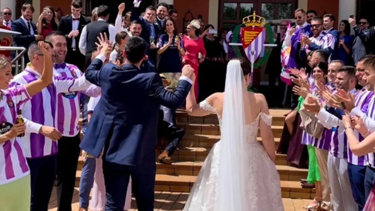 Diego y Marta en su boda blanquivioleta | Fotografía cedida a Valladolid Plural