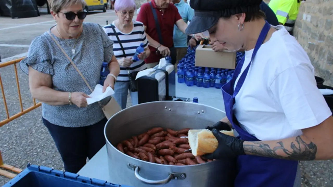 Reparto de bocadillos de chorizo a la sidra en Agosto Divertido de Fuensaldaña | Valladolid Plural