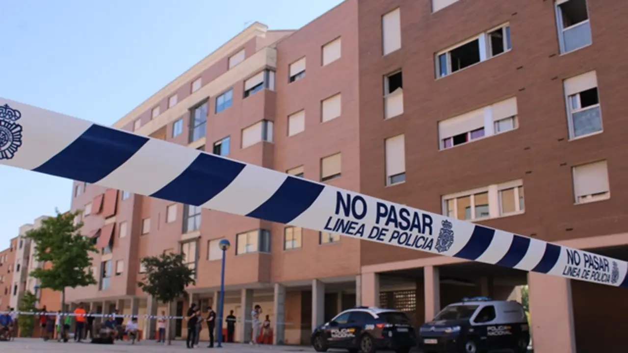 La Polic&iacute;a Nacional acordona el domicilio de la mujer fallecida en Pajarillos | Valladolid Plural