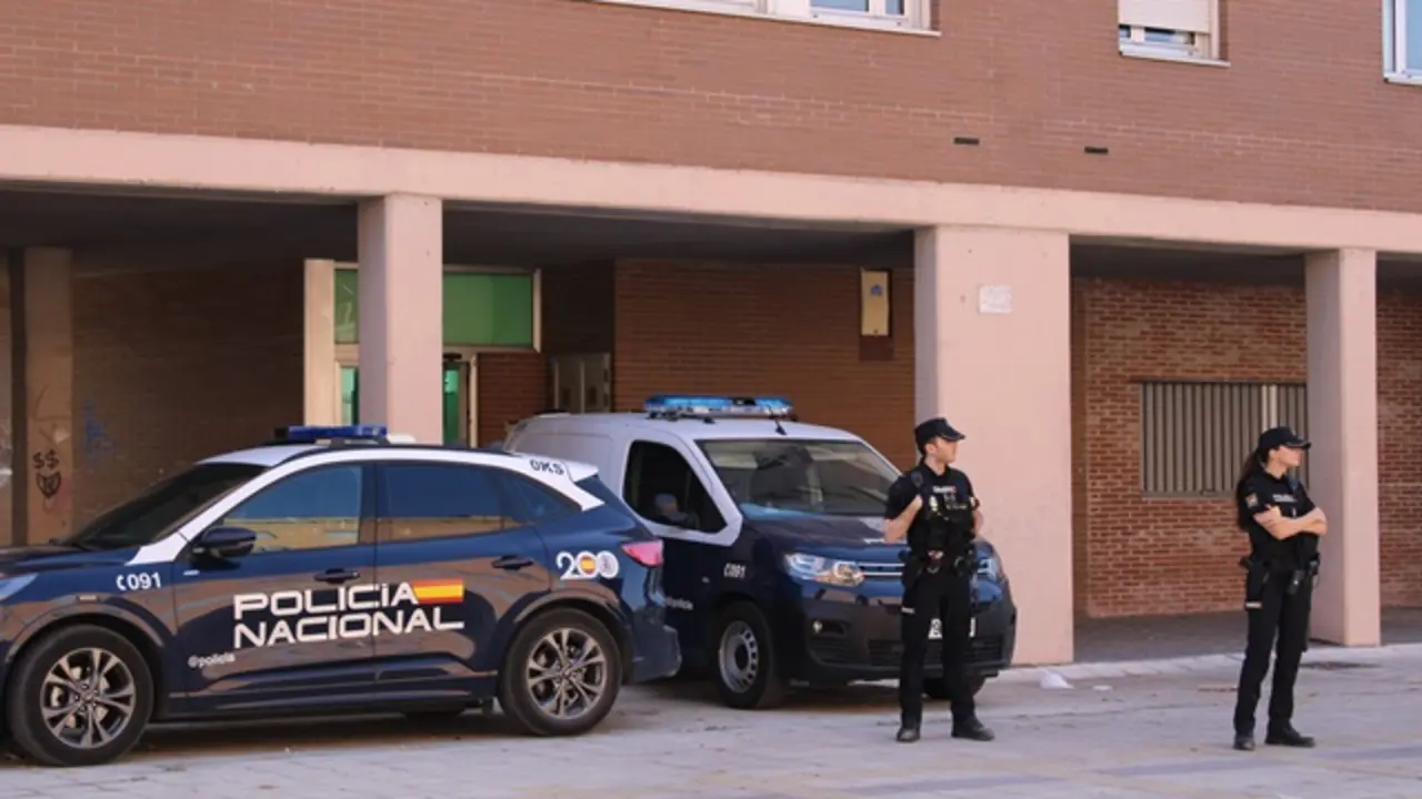 Agentes policiales junto a la vivienda de la mujer asesinada | Valladolid Plural