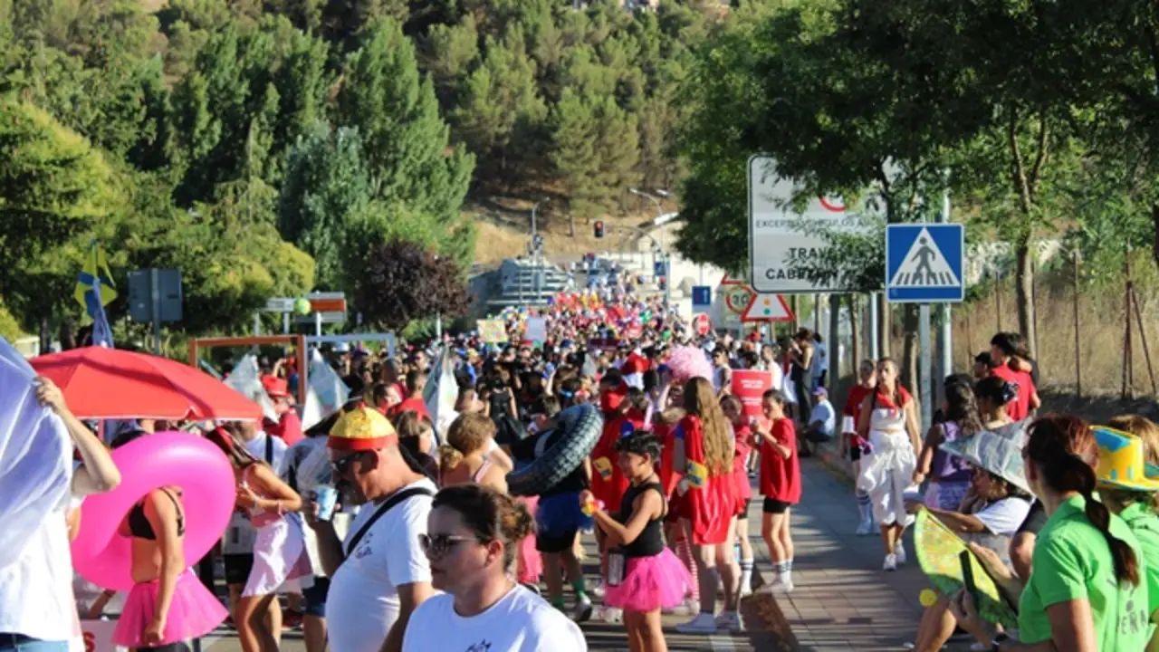El desfile de disfraces pasa por el emblemático Puente de Cabezón | Valladolid Plural