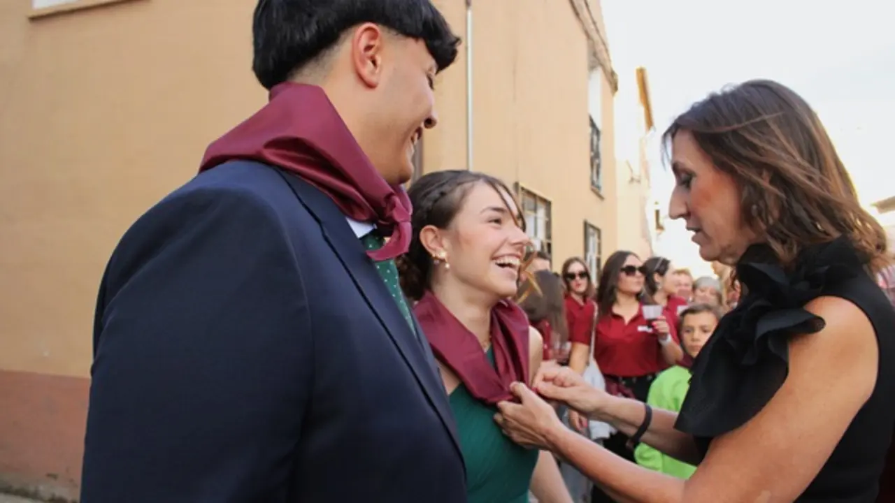 La alcaldesa de Fuensaldaña coloca el pañuelo al Rey y Reina de las Fiestas | Valladolid Plural