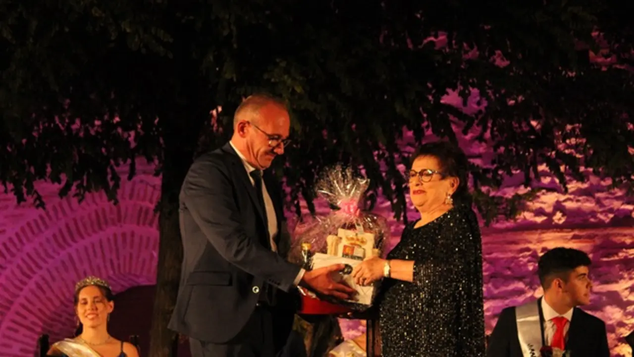 Adolfo López otorga un obsequio a la pregonera de las Fiestas de Mojados 2024 | Valladolid Plural