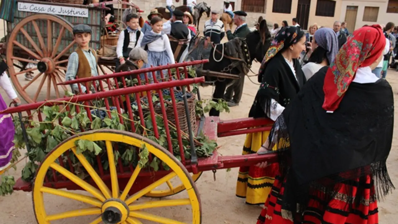 Desfile de la Vendimia de Peñafiel a la llegada de la Plaza del Coso | Valladolid Plural