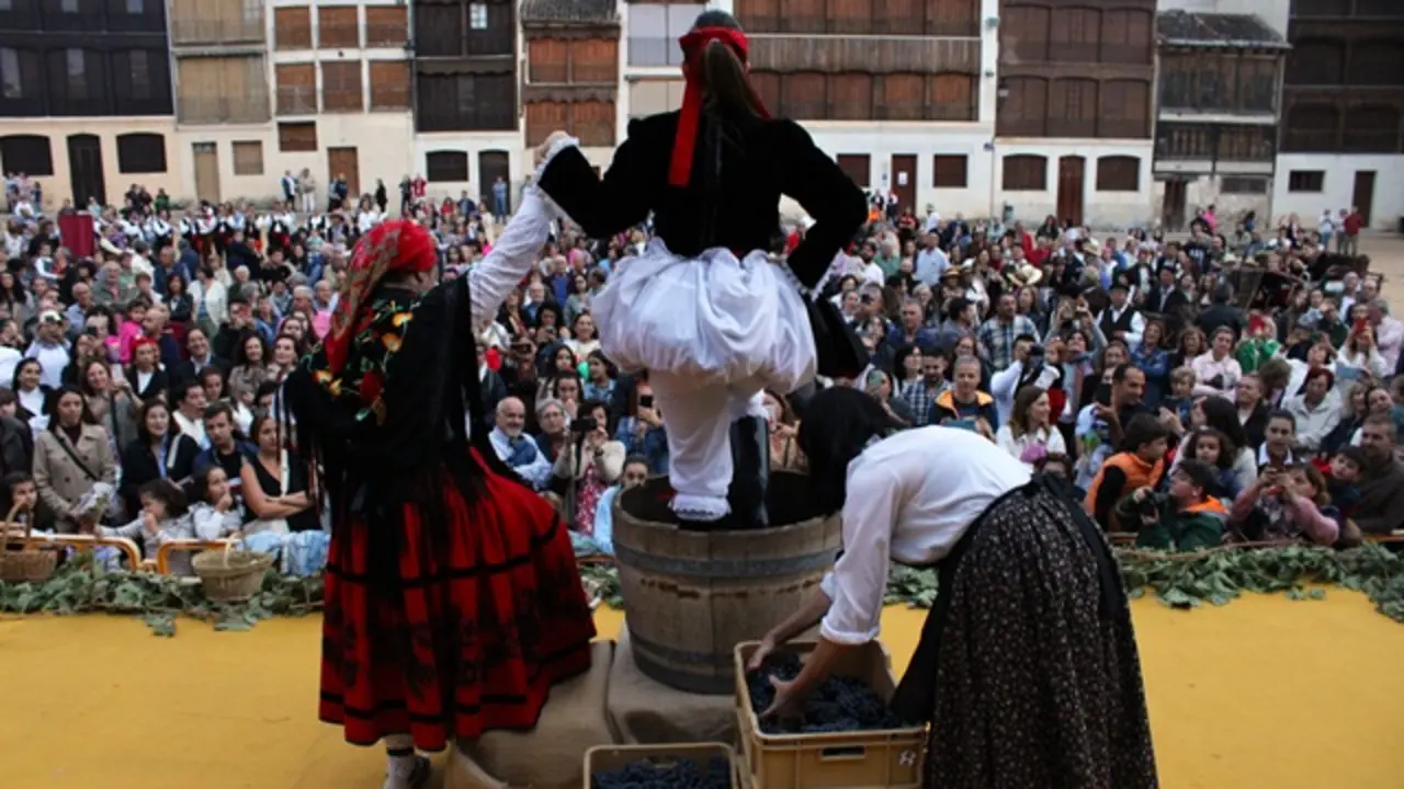 La peñafielense Tamara García realizó el Pisado de Uva ante una Plaza del Coso abarrotada | Valladolid Plural