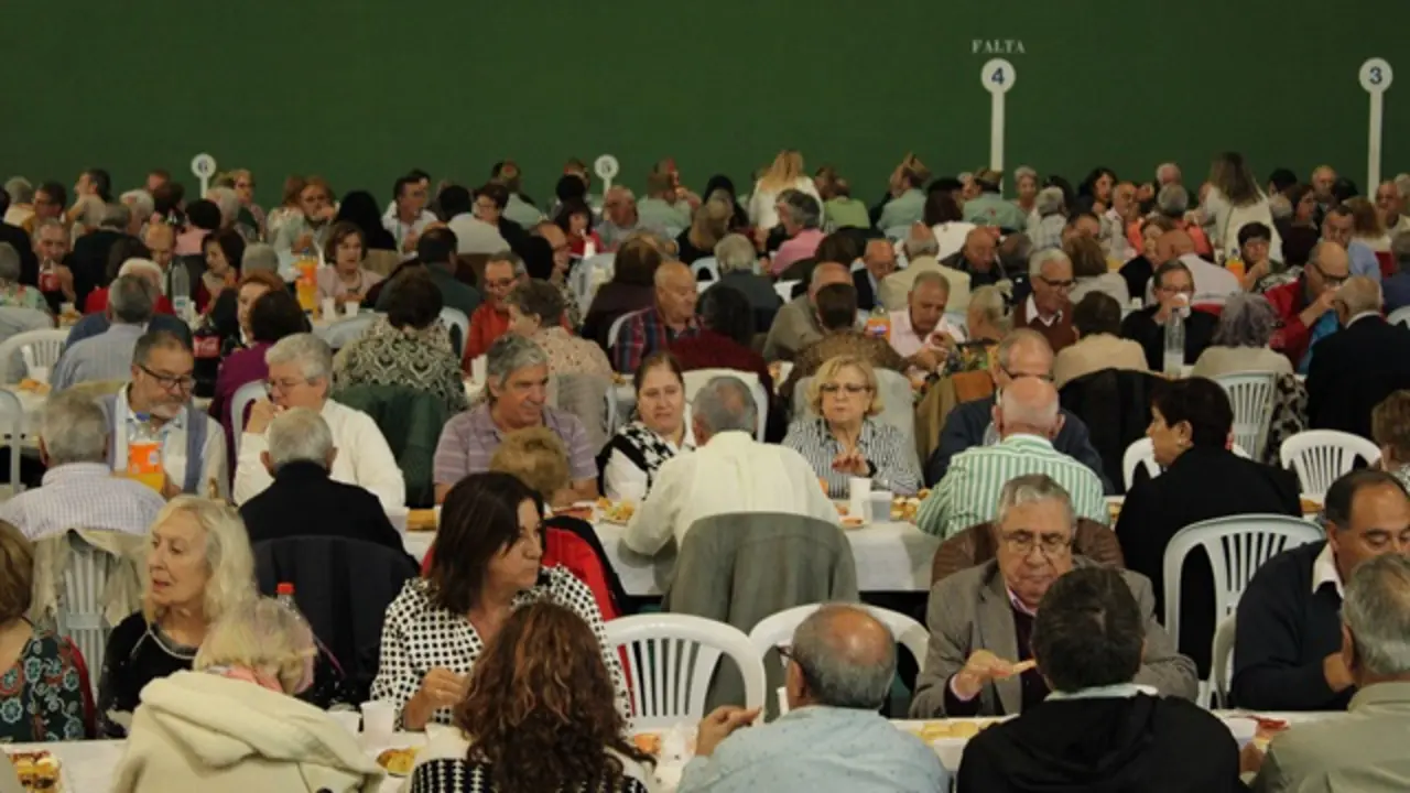 Comida popular por el Día de los Mayores en Santovenia | Valladolid Plural