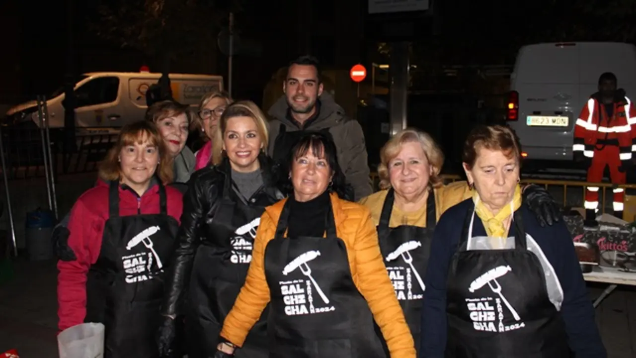 El alcalde y vecinas de Zaratán repartieron este domingo 250 kilos de salchichas | Valladolid Plural