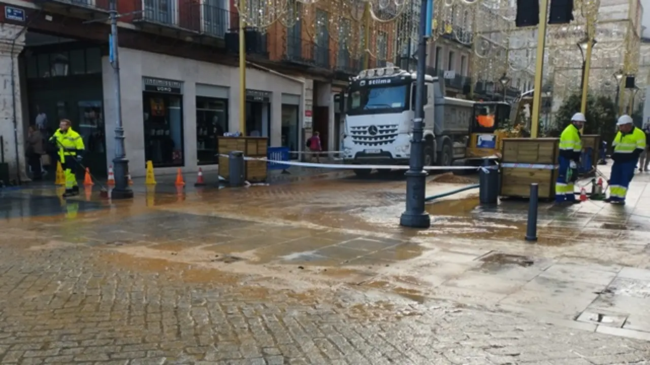 Operarios trabajan en la Plaza Mayor y calle Santiago tras la fuga de agua | Valladolid Plural