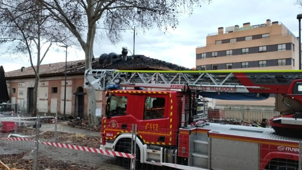 Los Bomberos intervienen en el incendio del restaurante La Maruquesa | Valladolid Plural