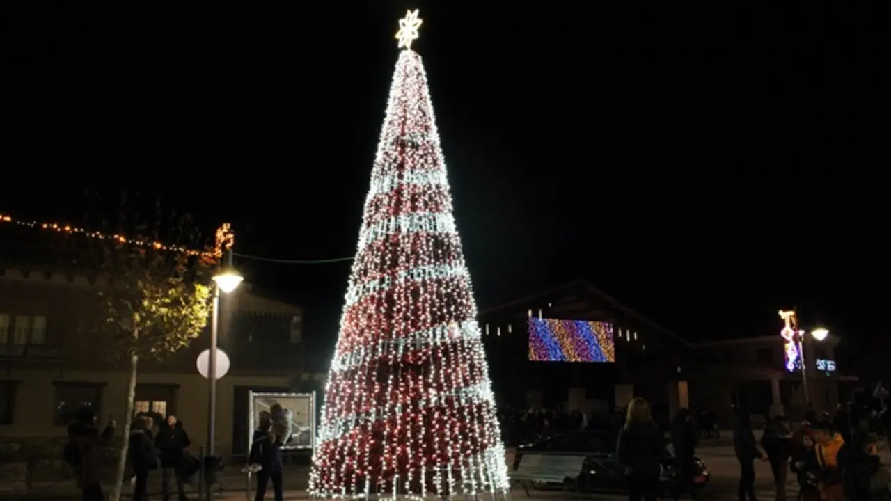 El enorme Árbol de la Navidad preside Fuensaldaña | Valladolid Plural