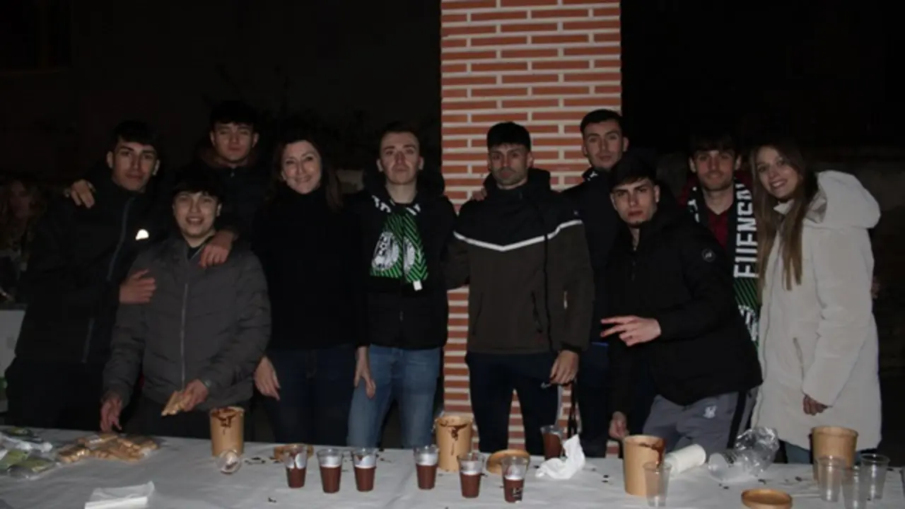 La alcaldesa Pilar Peña junto a los miembros del FS Fuensaldaña en la chocolatada | Valladolid Plural