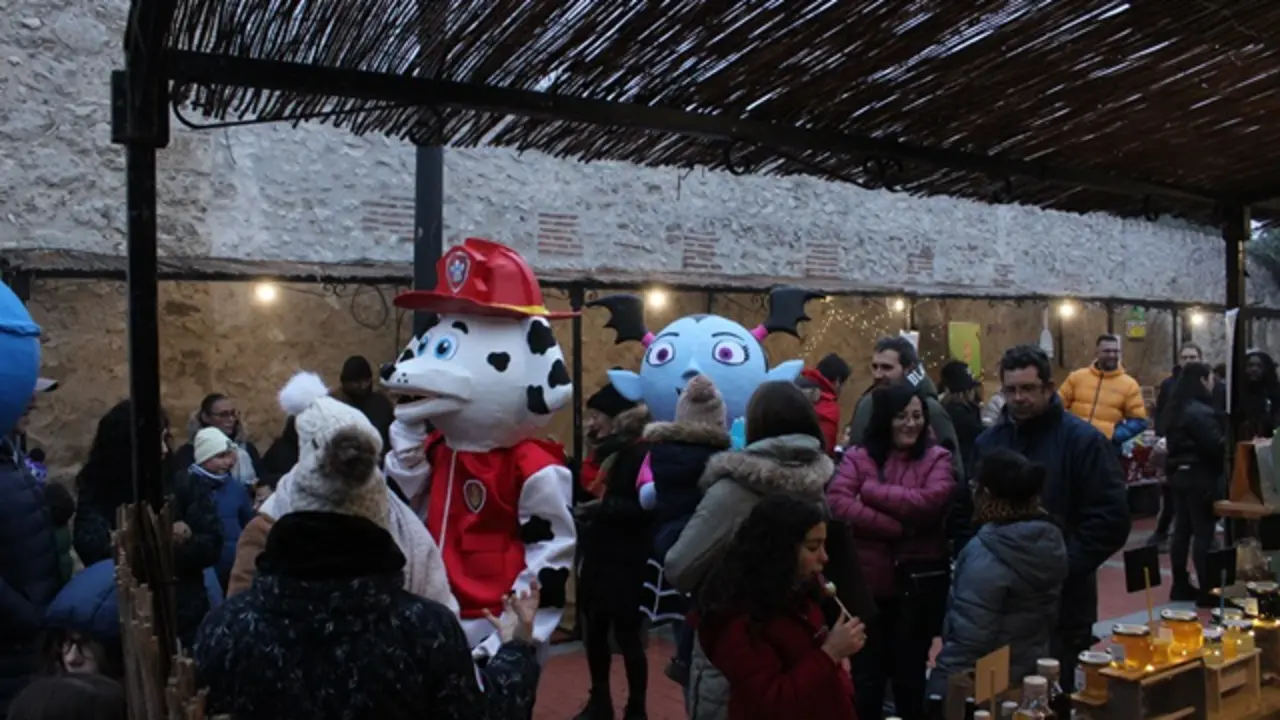 Conocidos cabezudos inauguraron el Mercado Navideño de Mojados | Valladolid Plural