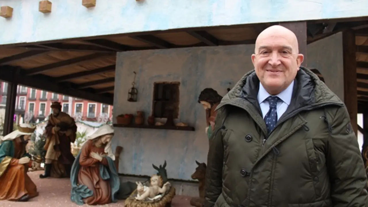 Jes&uacute;s Julio Carnero, alcalde de Valladolid, junto al Bel&eacute;n | Valladolid Plural