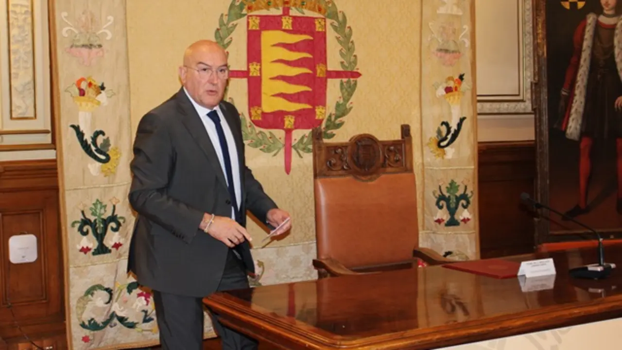 Carnero, en rueda de prensa sobre el cierre de Rynair en Villanubla | Valladolid Plural