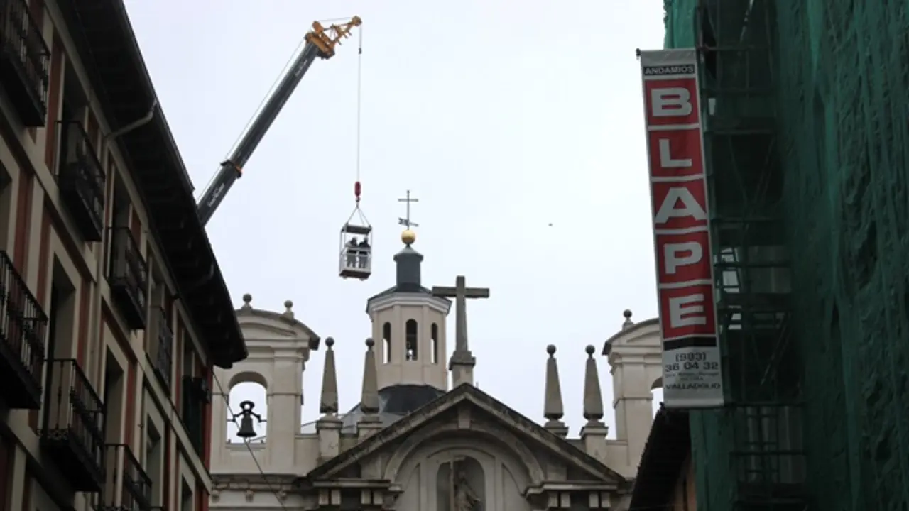 Colocaci&oacute;n de la nueva linterna en la Vera Cruz | Valladolid Plural