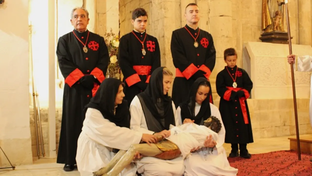 Cristo ya bajado de la Cruz durante El Descendimiento de Fresno el Viejo | Valladolid Plural