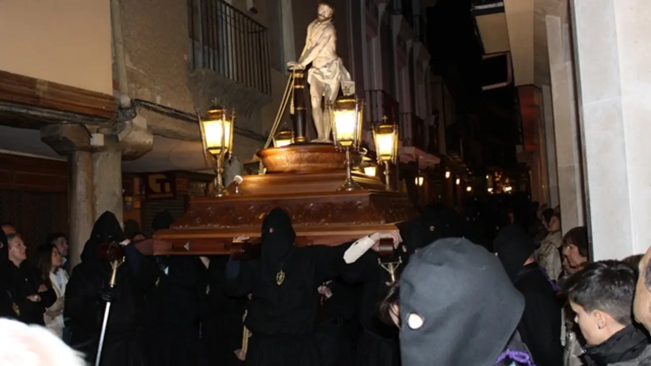 Paso de la procesión del Mandato por la calle Mayor de Rioseco | Valladolid Plural