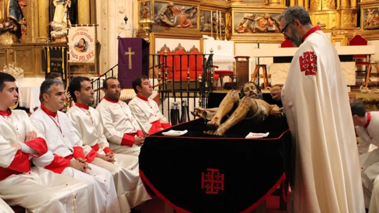 Acto del Lavatorio en la mañana del Viernes Santo en Nava del Rey | Valladolid Plural