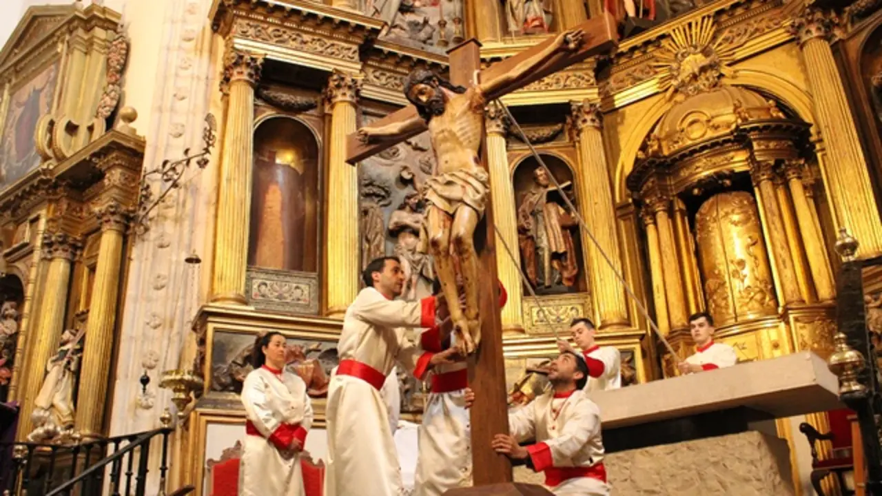 Crucifixión de Cristo en la Iglesia de los Santos Juanes en Nava del Rey | Valladolid Plural