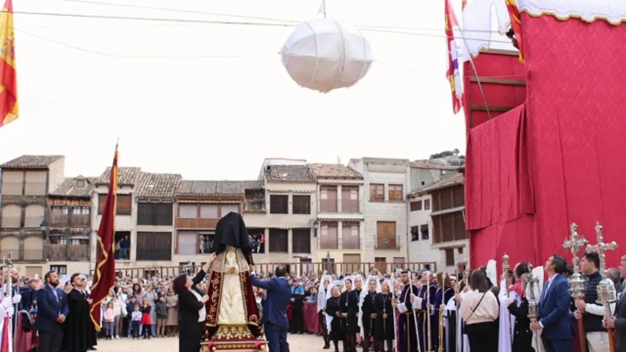 Bajada del Ángel en la Plaza del Coso de Peñafiel | Valladolid Plural