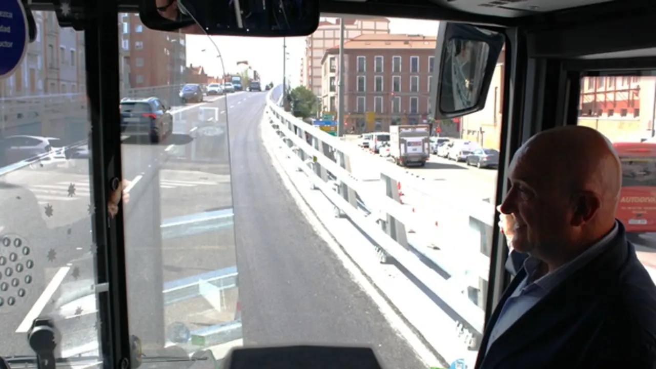 Carnero, durante una ruta de bus para comprobar Arco de Ladrillo | Valladolid Plural