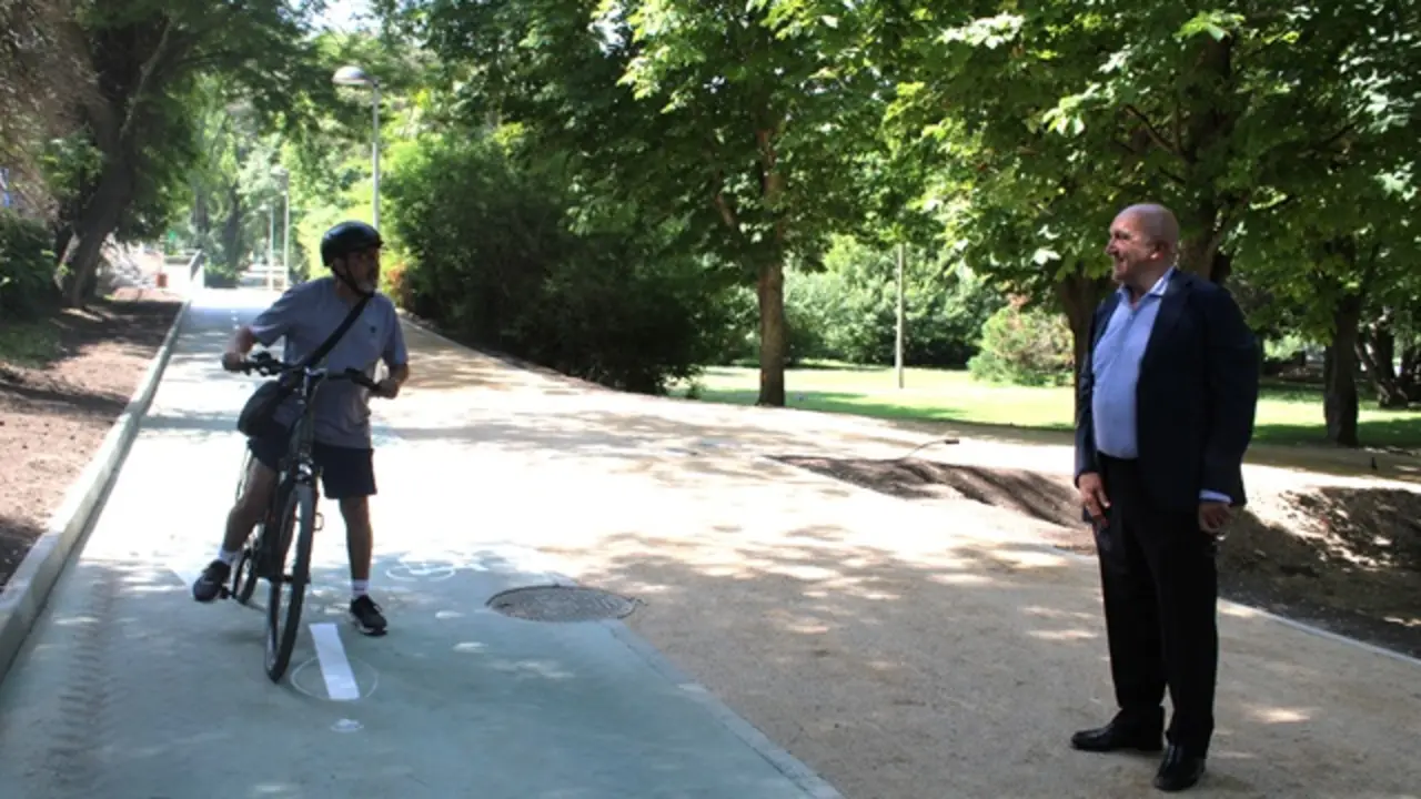 Carnero, conversa con un ciclista en el nuevo carril bici de Isabel La Cat&oacute;lica | Valladolid Plural