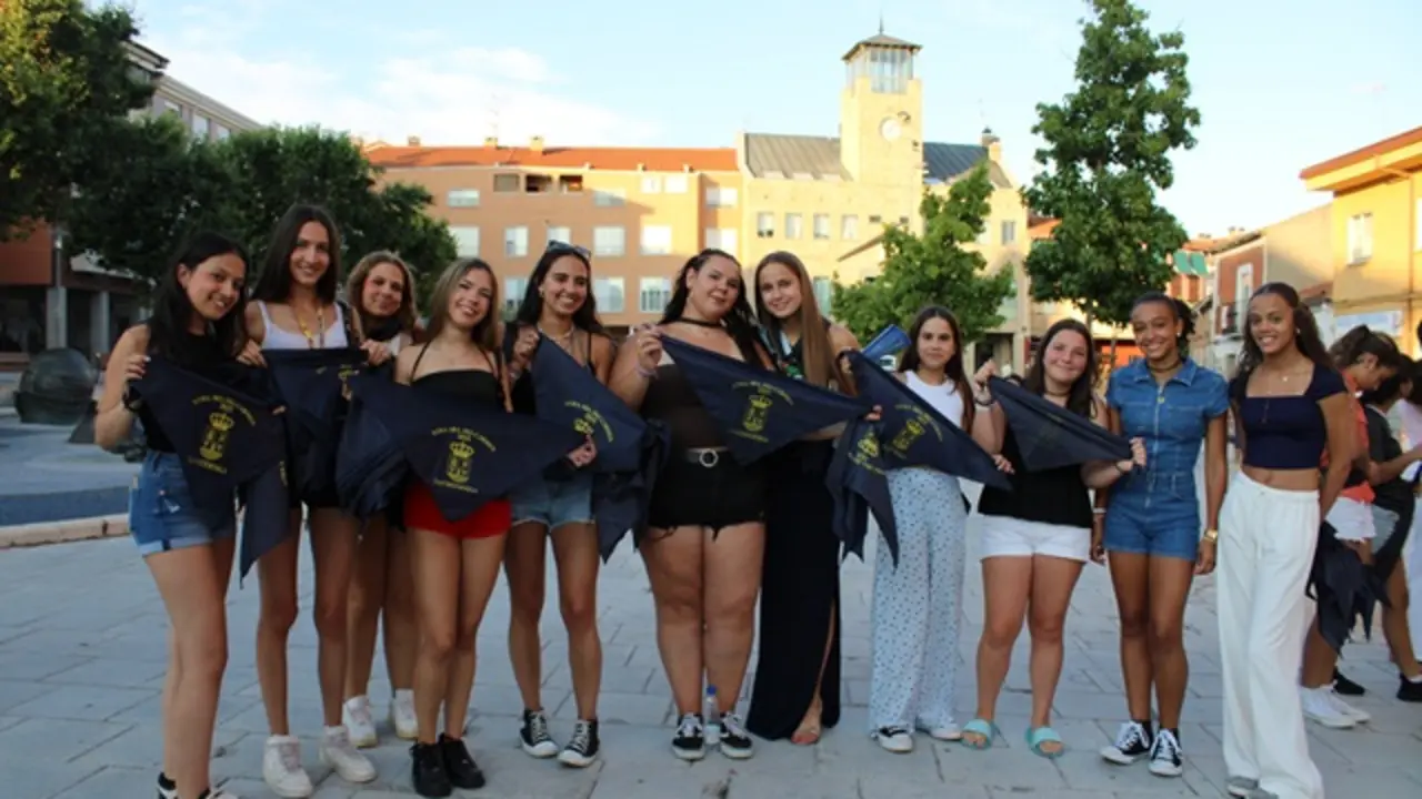 Un grupo de chicas junto a la Quinta de Honor en la recogida del pañuelo de Fiestas | Valladolid Plural