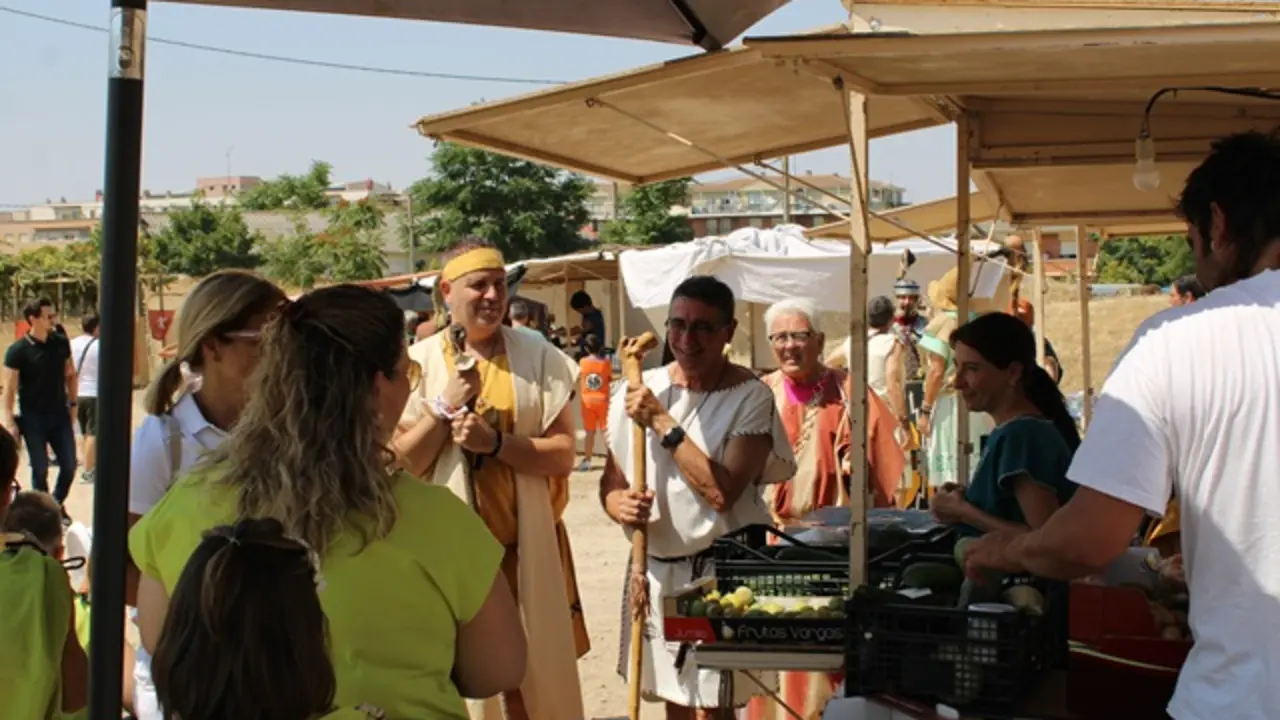El alcalde de Cabezón y el presidente de la Asociación de Vacceos inauguran el mercado | Valladolid Plural