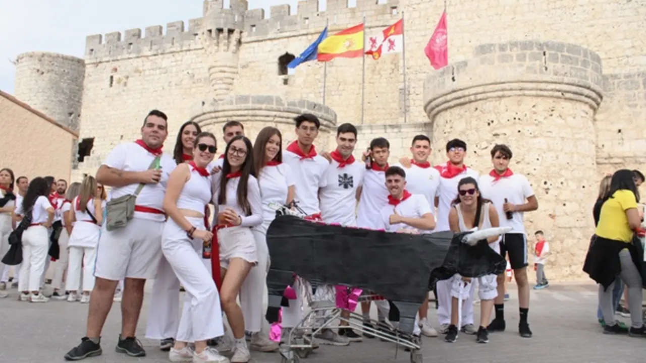 Una peña de jóvenes de Portillo posa delante del Castillo | Valladolid Plural