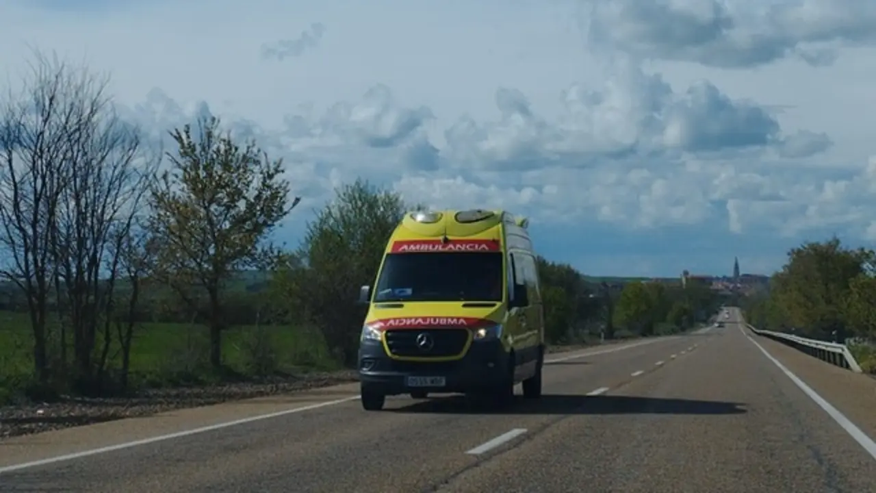 Ambulancia a su paso por la N-601 en Medina de Rioseco | Valladolid Plural